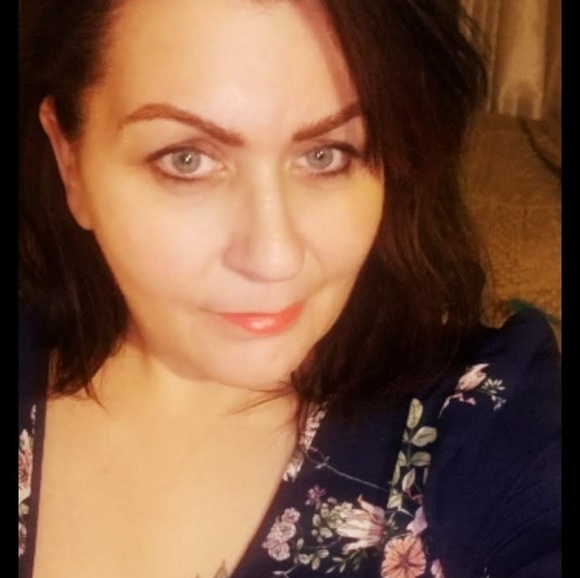 Meet your Posher, Traci, The Distressed Diva - Picture 1 of 3